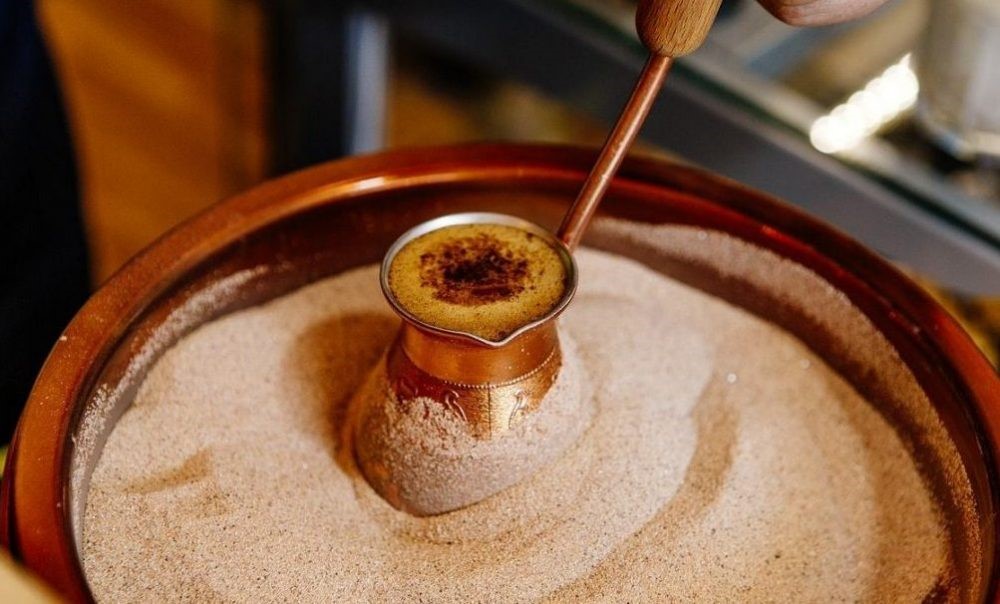 Приготовление кофе в турке на песчаной бане